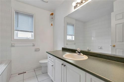 11 Fortissimo Drive, Hamilton, ON - Indoor Photo Showing Bathroom