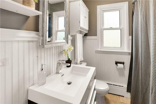 548 Upper Sherman Avenue, Hamilton, ON - Indoor Photo Showing Bathroom