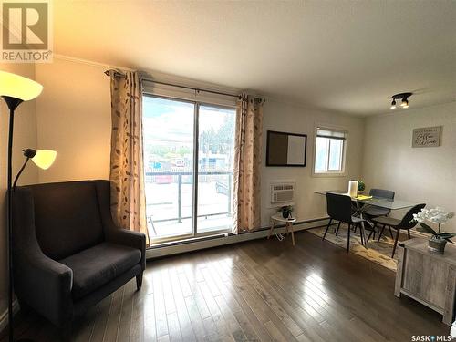 205 920 9Th Street E, Saskatoon, SK - Indoor Photo Showing Living Room