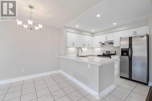2906 Westbury Court, Mississauga, ON - Indoor Photo Showing Kitchen With Upgraded Kitchen