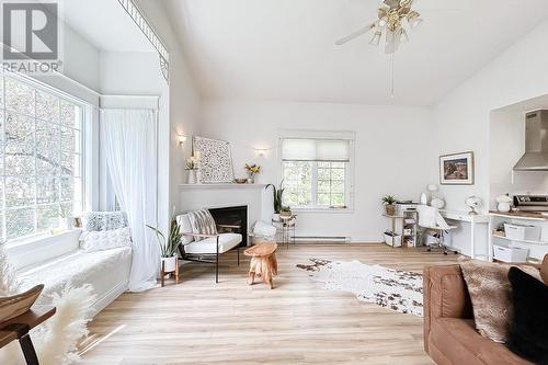 1105 Queen St E, Sault Ste. Marie, ON - Indoor Photo Showing Living Room