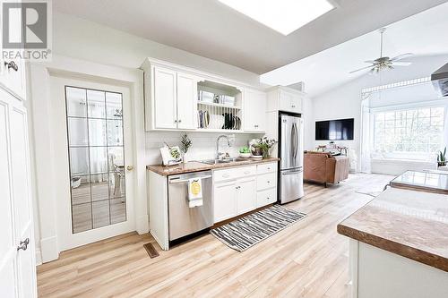 1105 Queen St E, Sault Ste. Marie, ON - Indoor Photo Showing Kitchen