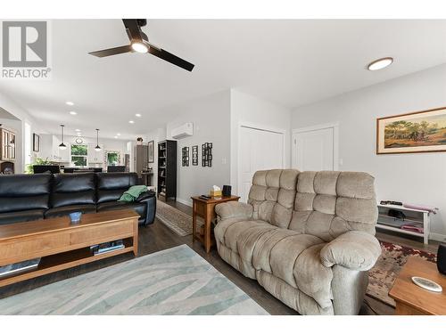 435 Highway 3A Unit# 5, Keremeos, BC - Indoor Photo Showing Living Room