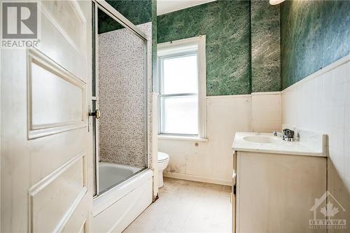 180 Hawthorne Avenue, Ottawa, ON - Indoor Photo Showing Bathroom