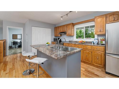 2105 Maple Place, Creston, BC - Indoor Photo Showing Kitchen With Double Sink