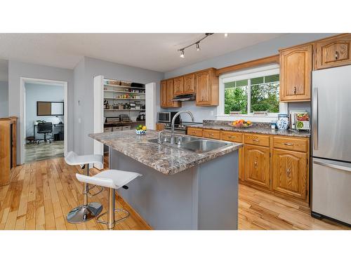 2105 Maple Place, Creston, BC - Indoor Photo Showing Kitchen With Double Sink