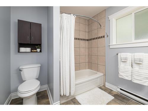 2105 Maple Place, Creston, BC - Indoor Photo Showing Bathroom