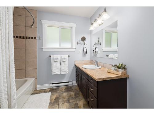2105 Maple Place, Creston, BC - Indoor Photo Showing Bathroom
