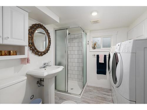 2105 Maple Place, Creston, BC - Indoor Photo Showing Laundry Room