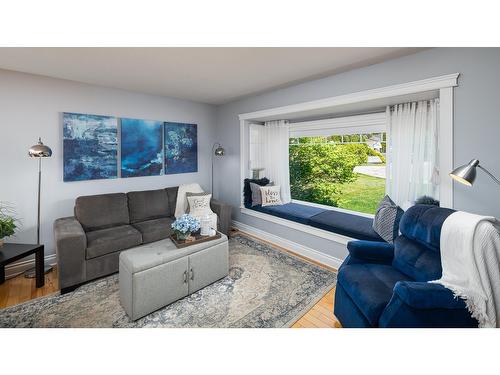 2105 Maple Place, Creston, BC - Indoor Photo Showing Living Room