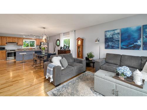 2105 Maple Place, Creston, BC - Indoor Photo Showing Living Room