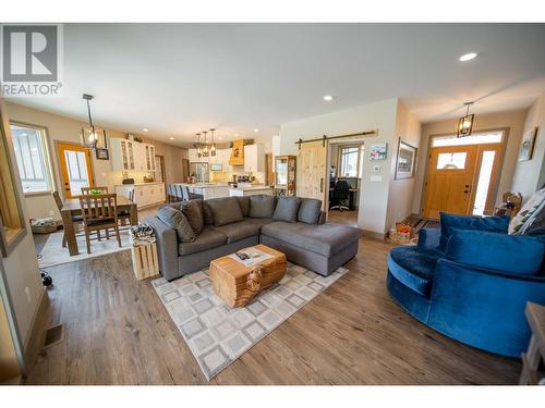 6385 3 Highway, Fernie, BC - Indoor Photo Showing Living Room