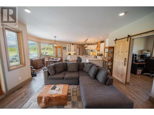 6385 3 Highway, Fernie, BC - Indoor Photo Showing Living Room