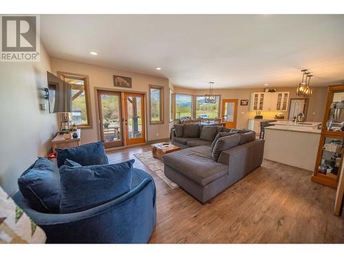 6385 3 Highway, Fernie, BC - Indoor Photo Showing Living Room