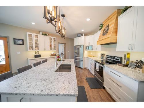 6385 Highway 3, Fernie, BC - Indoor Photo Showing Kitchen With Double Sink With Upgraded Kitchen