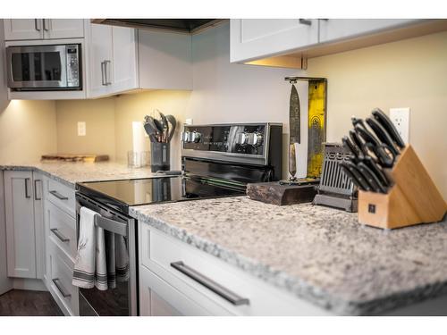 6385 Highway 3, Fernie, BC - Indoor Photo Showing Kitchen With Upgraded Kitchen