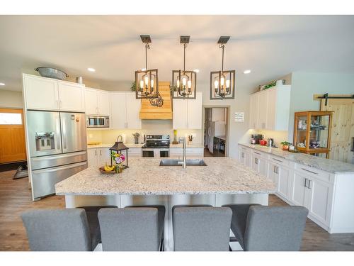 6385 Highway 3, Fernie, BC - Indoor Photo Showing Kitchen With Double Sink With Upgraded Kitchen