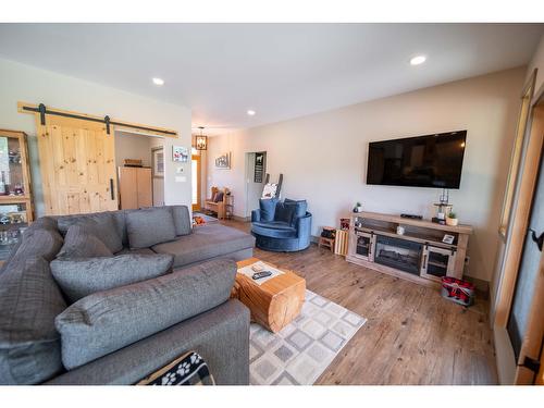 6385 Highway 3, Fernie, BC - Indoor Photo Showing Living Room