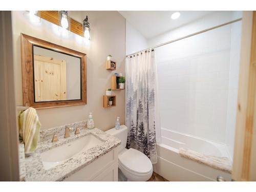 6385 Highway 3, Fernie, BC - Indoor Photo Showing Bathroom