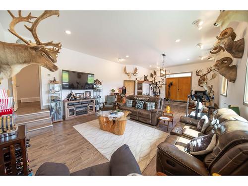 6385 Highway 3, Fernie, BC - Indoor Photo Showing Living Room