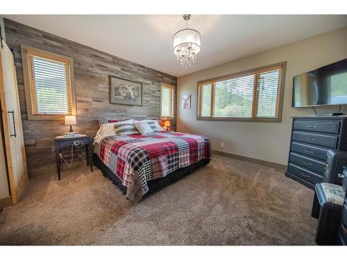 6385 Highway 3, Fernie, BC - Indoor Photo Showing Bedroom