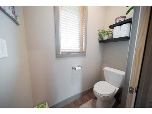 6385 Highway 3, Fernie, BC - Indoor Photo Showing Bathroom