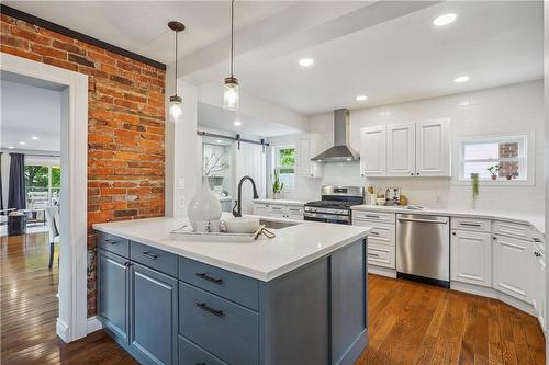 135 Edgemont Street S, Hamilton, ON - Indoor Photo Showing Kitchen With Upgraded Kitchen