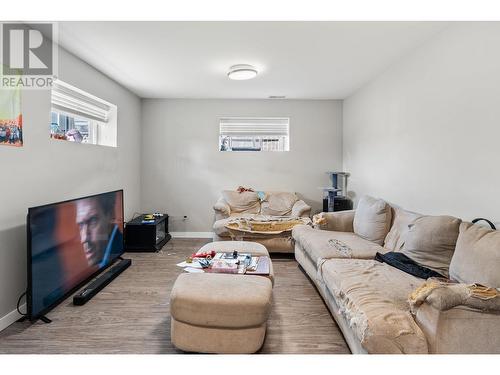 270-272 Woods Road, Kelowna, BC - Indoor Photo Showing Living Room