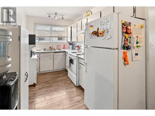 270-272 Woods Road, Kelowna, BC - Indoor Photo Showing Kitchen
