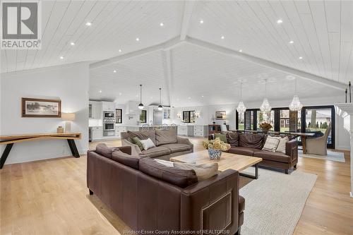 1300 Tanglewood, Lasalle, ON - Indoor Photo Showing Living Room