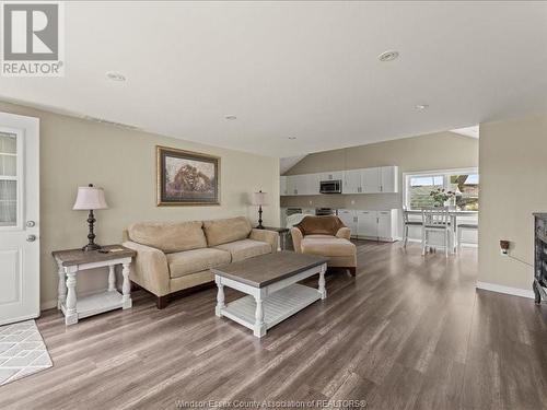 3045 Arner Townline, Essex, ON - Indoor Photo Showing Living Room