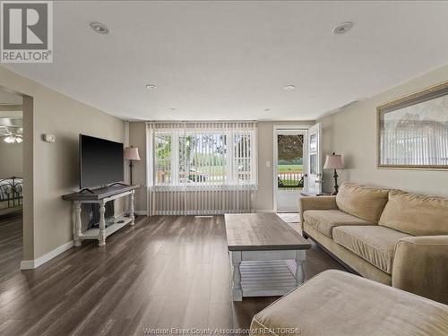 3045 Arner Townline, Essex, ON - Indoor Photo Showing Living Room