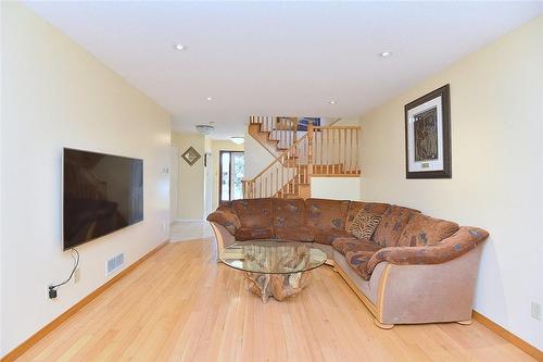 110 Highbury Drive, Stoney Creek, ON - Indoor Photo Showing Living Room
