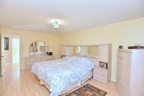 Large primary bedroom - 110 Highbury Drive, Stoney Creek, ON - Indoor Photo Showing Bedroom