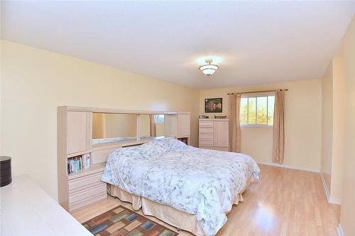 110 Highbury Drive, Stoney Creek, ON - Indoor Photo Showing Bedroom