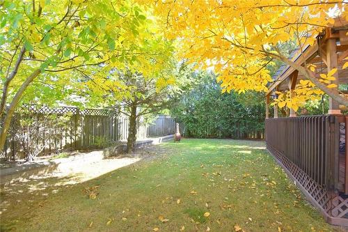 Private yard with colourful trees - 110 Highbury Drive, Stoney Creek, ON - Outdoor