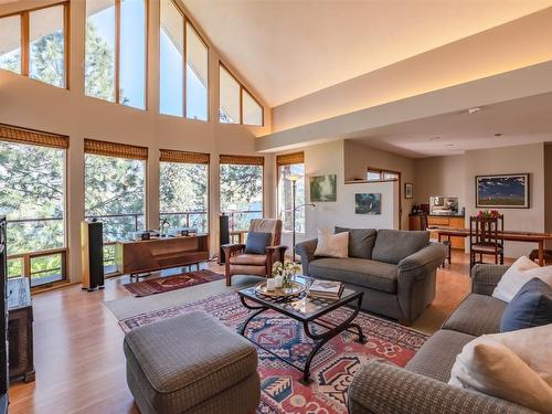 230 Ponderosa Avenue, Kaleden, BC - Indoor Photo Showing Living Room