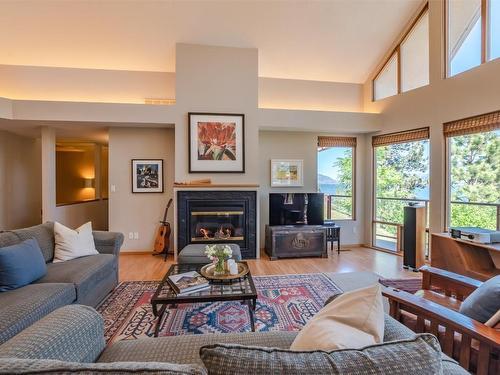 230 Ponderosa Avenue, Kaleden, BC - Indoor Photo Showing Living Room With Fireplace