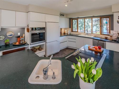 230 Ponderosa Avenue, Kaleden, BC - Indoor Photo Showing Kitchen