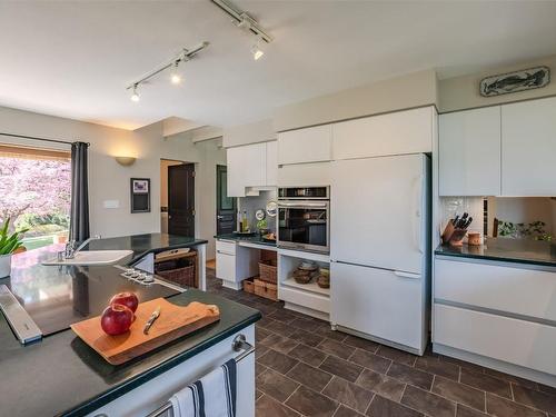 230 Ponderosa Avenue, Kaleden, BC - Indoor Photo Showing Kitchen