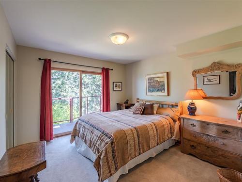 230 Ponderosa Avenue, Kaleden, BC - Indoor Photo Showing Bedroom