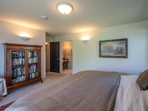 230 Ponderosa Avenue, Kaleden, BC - Indoor Photo Showing Bedroom