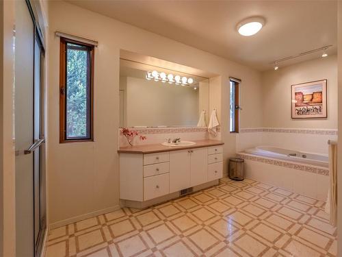 230 Ponderosa Avenue, Kaleden, BC - Indoor Photo Showing Bathroom