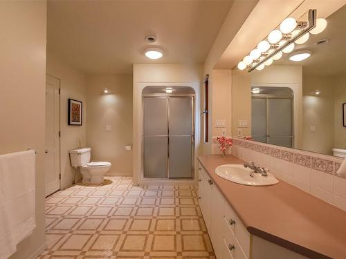 230 Ponderosa Avenue, Kaleden, BC - Indoor Photo Showing Bathroom