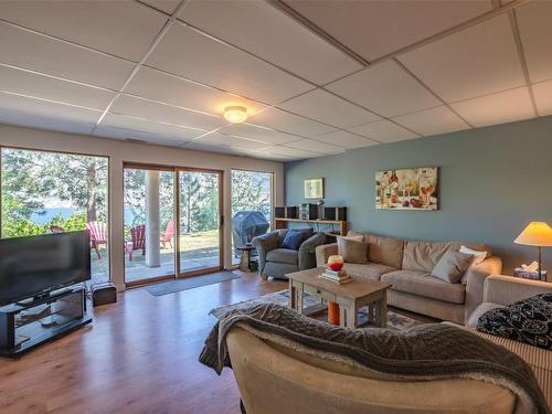 230 Ponderosa Avenue, Kaleden, BC - Indoor Photo Showing Living Room