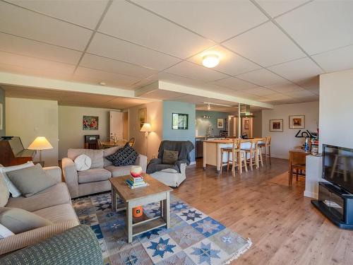 230 Ponderosa Avenue, Kaleden, BC - Indoor Photo Showing Living Room