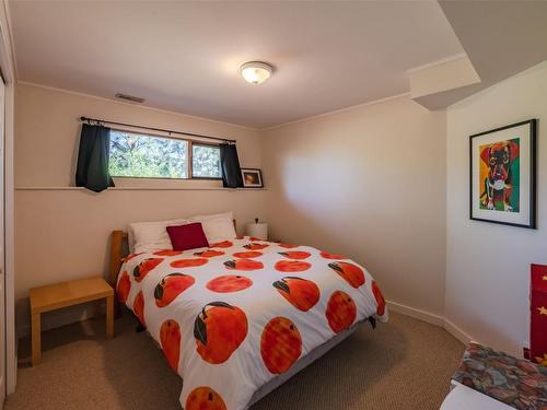 230 Ponderosa Avenue, Kaleden, BC - Indoor Photo Showing Bedroom