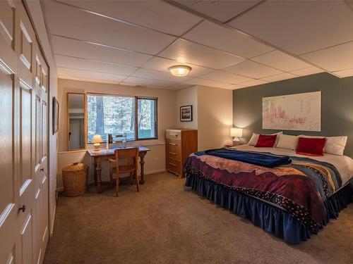 230 Ponderosa Avenue, Kaleden, BC - Indoor Photo Showing Bedroom