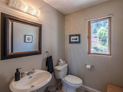 230 Ponderosa Avenue, Kaleden, BC - Indoor Photo Showing Bathroom