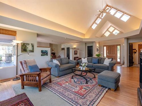 230 Ponderosa Avenue, Kaleden, BC - Indoor Photo Showing Living Room